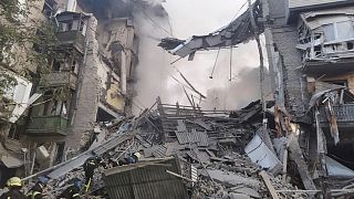 Csütörtöki felvétel: orosz bombázás után összeomlott ház Zaporizzsjában