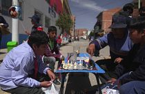 Juan Copa, dueño de una pequeña tienda de artículos de escritorio en El Alto, en Bolivia, enseña ajedrez a los niños.