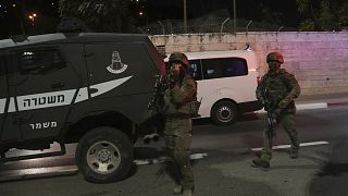 Izraeli biztonságiak járőröznek Kelet-Jeruzsálemben, a tetthely közelében