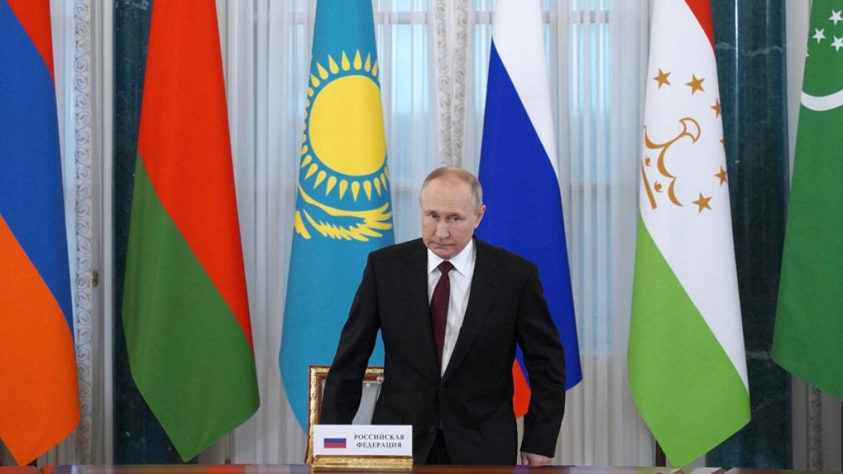 فلاديمير بوتين يلتقي بقادة الدول الأعضاء في كومنولث الدول المستقلة في المقر الرئاسي لقصر كونستانتين في ستريلنا، خارج سانت بطرسبرغ، 7 أكتوبر 2022.