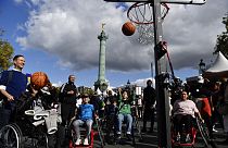 Des enfants jouent au basket fauteuil lors de la journée Paralympique, le 8 octobre 2022, Paris, France