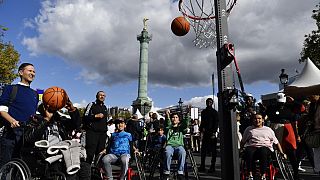 Des enfants jouent au basket fauteuil lors de la journée Paralympique, le 8 octobre 2022, Paris, France
