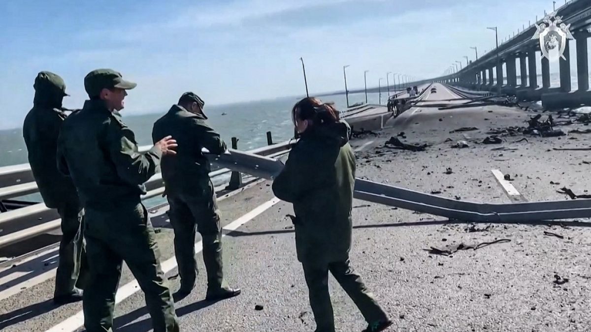 Russische Ermittler:innen auf der beschädigten Krim-Brücke.