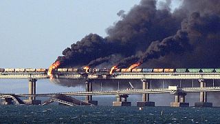 Пожар на Керченском мосту, соединяющем Крым с Россией, после взрыва 8 октября 2022 года.