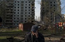 Mucola Markovitch, 76 ans essuie une larme devant un immeuble durement frappé dans la ville de Zaporijjia, Ukraine le 9 octobre 2022.