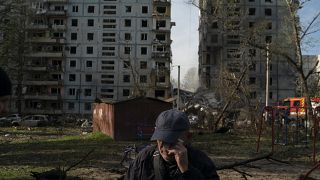 Mucola Markovitch, 76 ans essuie une larme devant un immeuble durement frappé dans la ville de Zaporijjia, Ukraine le 9 octobre 2022.