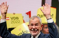 الکساندر فان در بلن رئیس جمهور اتریش می‌ماند