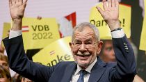 Alexander Van der Bellen celebra con sus partidarios tras conocer los primeros resultados de las elecciones presidenciales en Viena, Austria, el 9 de octubre de 2022.