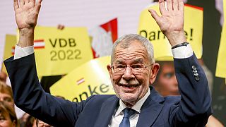 Alexander Van der Bellen támogatói körében, miután megérkeztek az első eredmények a választás eredményéről 2022. október 9-én