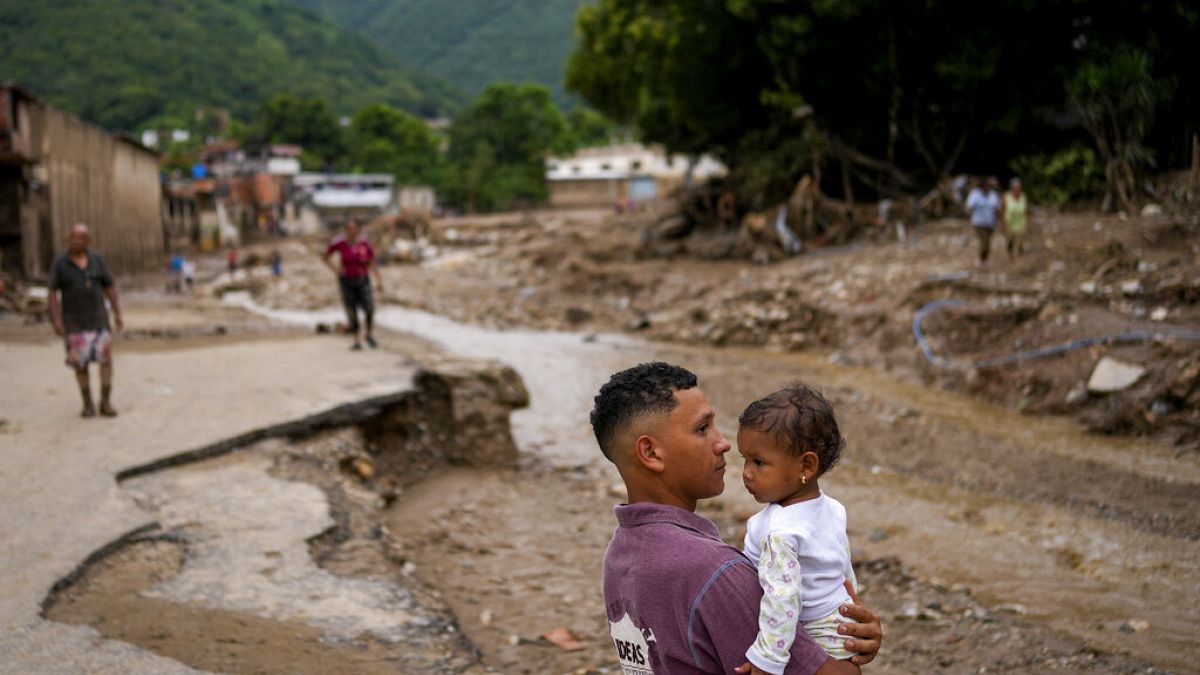 Venezuela'da yaşanan toprak kayması sonucu en az 50 kişi hayatını kaybetti.