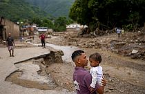 Venezuela'da yaşanan toprak kayması sonucu en az 50 kişi hayatını kaybetti.