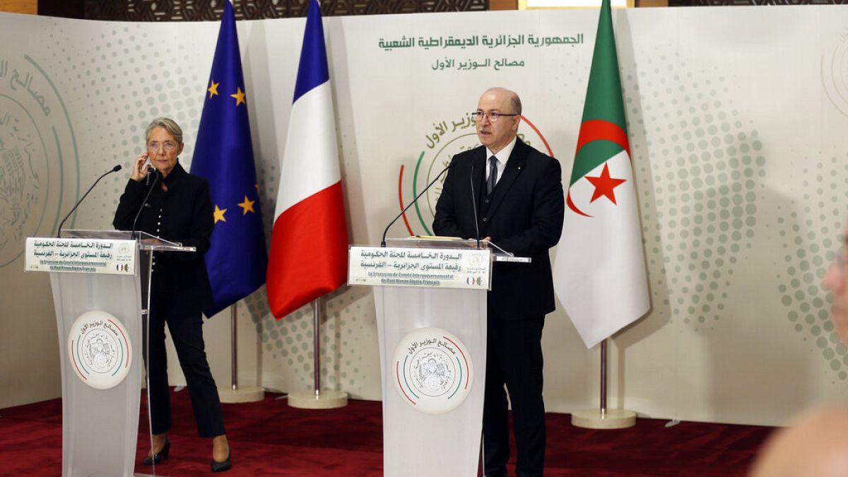 La première ministre française Elisabeth Borne et son homologue algérien, Aïmene Benabderrahmane, à Alger, le 9 octobre 2022