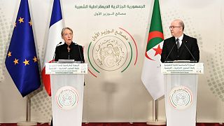 رئيسة الوزراء الفرنسية إليزابيت بورن مع نظيرها الجزائري أيمن بن عبد الرحمان