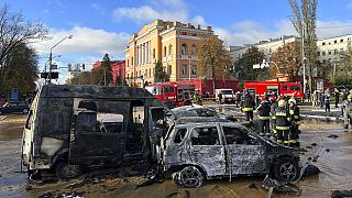 Varios vehículos calcinados este lunes en el centro de Kiev (Ucrania).