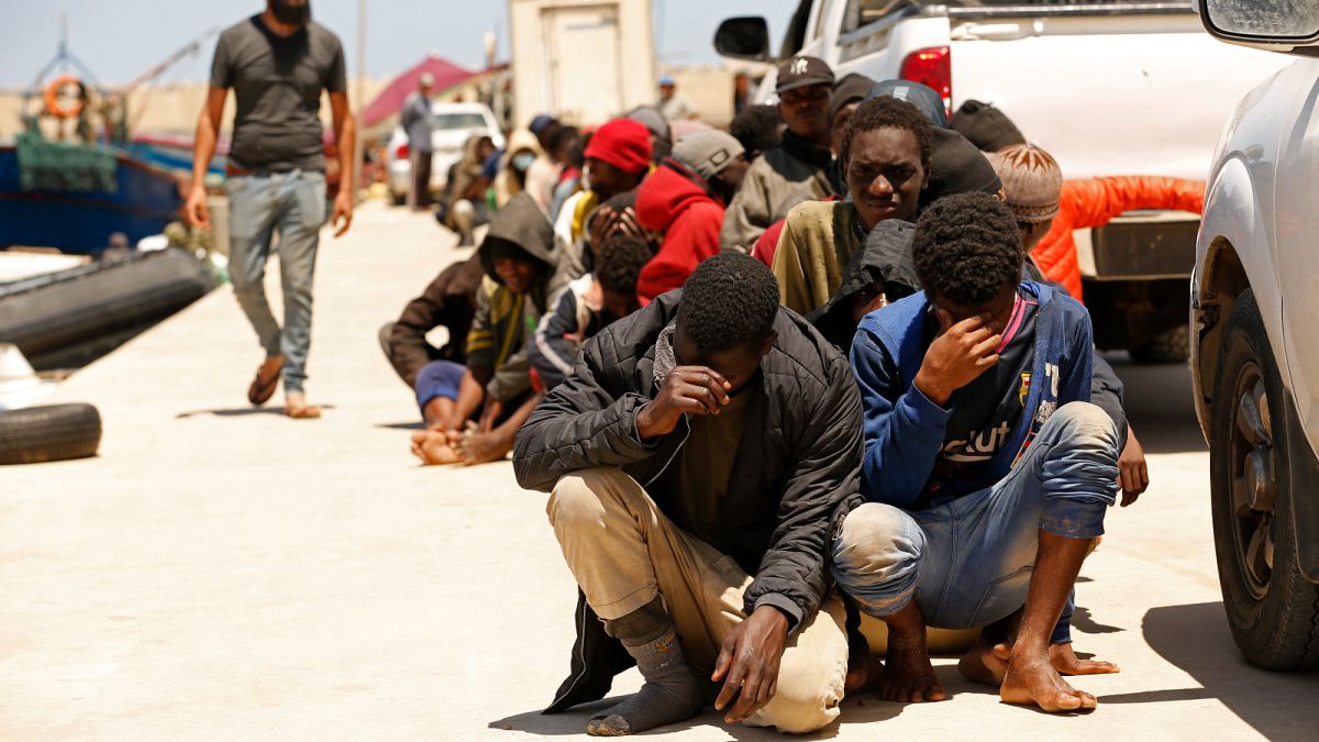 مهاجرون اعترضتهم قوات خفر السواحل الليبي في قصر القره بولي شمال غرب ليبيا.