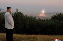 Kuzey Kore lideri Kim nükleer başlıklı füze denemelerini takip ediyor
