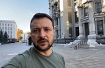 Volodymir Zelenskyy pede aos civis que se mantenham nos abrigos