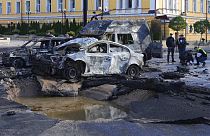 Des voitures endommagées lors d'un bombardement russe, à Kyiv, en Ukraine, lundi 10 octobre 2022.