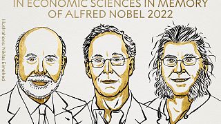 Desenho dos três vencedores do Nobel da Economia de 2023
