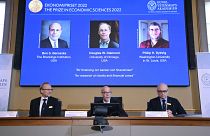 Mitglieder der Königlich Schwedischen Akademie der Wissenschaften geben den Nobelpreis für Wirtschaftswissenschaften 2022 bekannt.