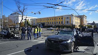 Orosz rakétacsapástól megrongálódott autók Kijevben