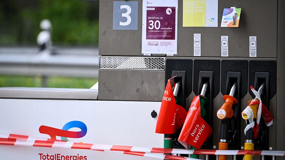 Des kilomètres de files d’attente… Comment les Français réagissent-ils à la crise du carburant dans leur pays ?