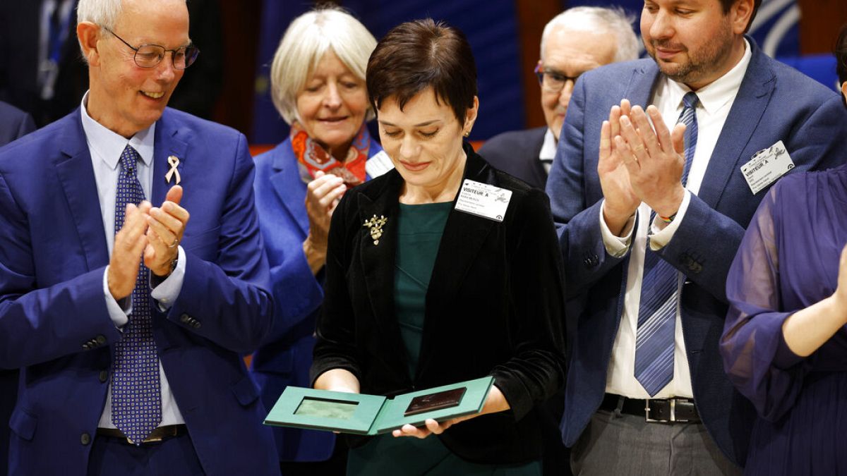 Η Ευγενία Καρα-Μουρζά παραλαμβάνει το βραβείο από το Συμβούλιο της Ευρώπης στο όνομα του άντρα της