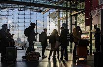 Fotónk illusztráció: sorban állás a berlini pályaudvar jegypénztáránál