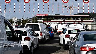Des véhicules devant une station essence de TotalEnergies près de Lyon le 10 octobre 2022.