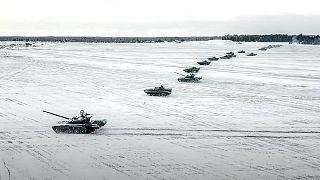 دبابات روسية وبيلاروسية خلال مناورات عسكرية في شتاء 2021-2022 قبل بداية الحرب 