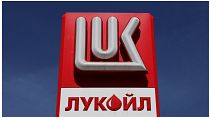 شعار لوك أويل على محطة وقود في سانت بطرسبرج يوم 25 مايو ايار 2022. تصوير: أنطون فاجانوف 