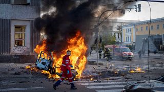 Kiégett autó Kijevben egy orosz rakétatámadás után 2022. október 10-én