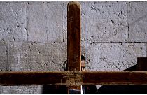 فتاة تحمل صليبا متجهة نحو كنيسة القيامة في القدس - أرشيف