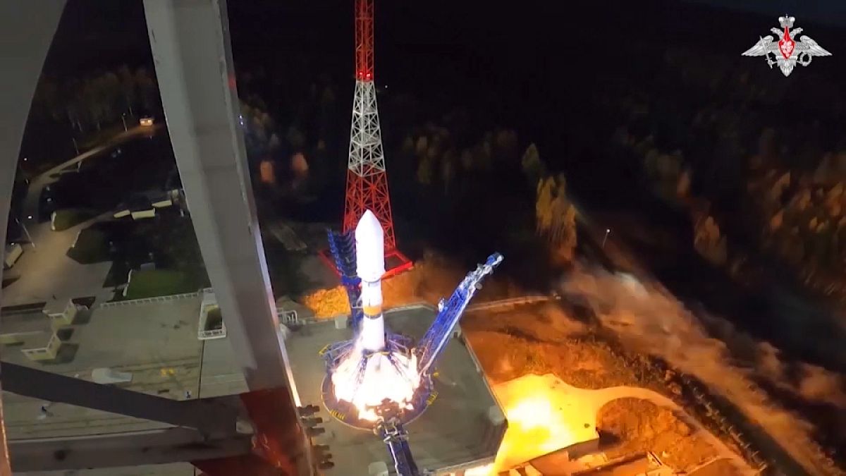 لحظة انطلاق الصاروخ الروسي "سويوز 2.1 بي"  إلى الفضاء 10/10/2022