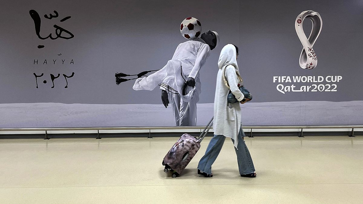 جدار يحمل لوحة إعلانية لكأس العالم- الدوجة - قطر 10/10/2022