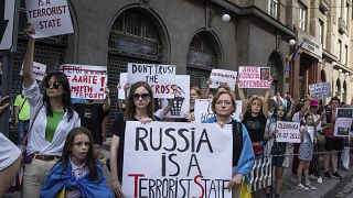Uma das muitas manifestações realizadas na Europa contra os ataques russos na Ucrânia