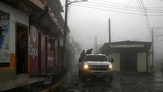 Serviços de emergência em operações durante uma tempestade tropical em El Salvador