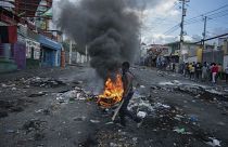 Gumiabroncsot égetnek a tüntetők Haiti fővárosában, Port-au-Prince-ben 2022. október 10-én