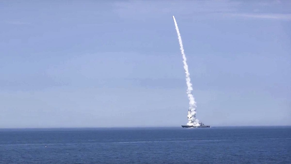 صورة نشرتها وزارة الدفاع الروسية لسفينة حربية لحظة إطلاق صواريخ على أوكرانيا 