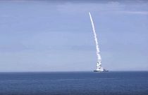 صورة نشرتها وزارة الدفاع الروسية لسفينة حربية لحظة إطلاق صواريخ على أوكرانيا