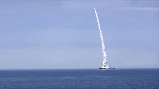 صورة نشرتها وزارة الدفاع الروسية لسفينة حربية لحظة إطلاق صواريخ على أوكرانيا