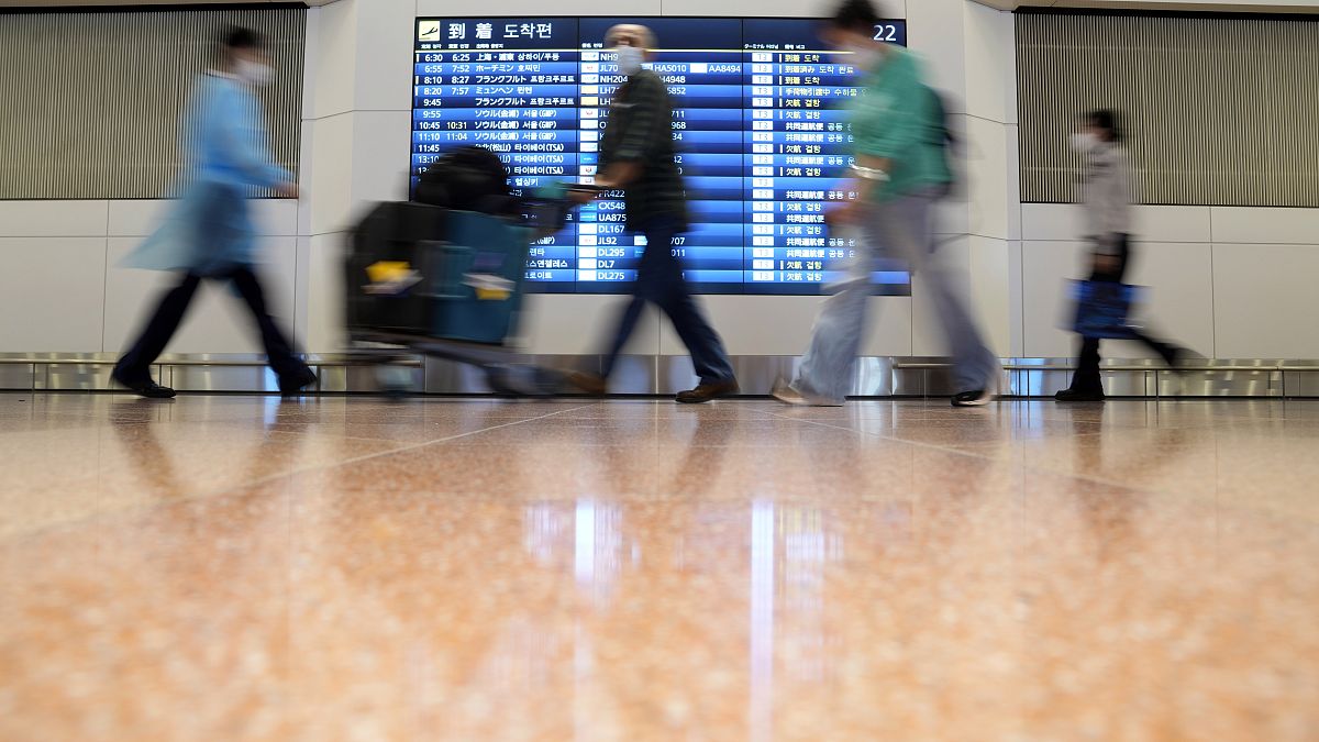 Turisták a tokiói repülőtéren