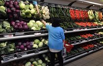 Zöldségeket válogató vásárló egy CBA-ban 2020-ban.