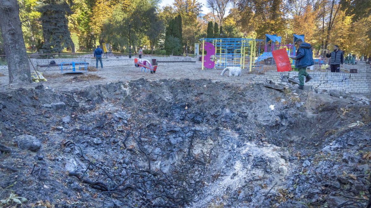 Rakéta ütötte kráter egy kijevi járszótéren 2020. október 10-én
