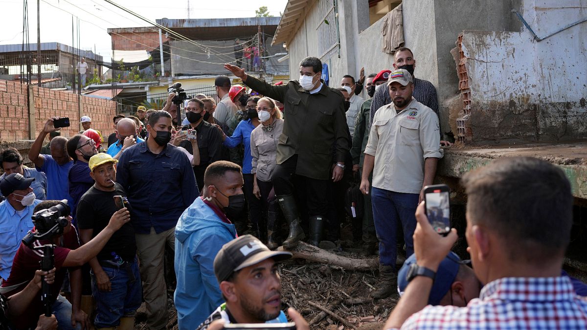 Presidente da Venezuela e a primeira dama visitam zona afetada pelas cheias