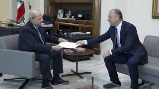 Президенту Ливана Мишелю Ауну вручают финальный текст соглашения о делимитации с Израилем, Бейрут, 11 октября 2022 г.  