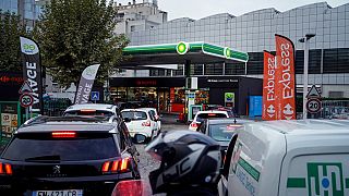 Ουρές αυτοκινήτων έξω από βενζινάδικο στη Γαλλία, εν μέσω ελλέιψεων καυσίμων