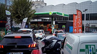 Cola para repostar en una gasolinera de Francia. 