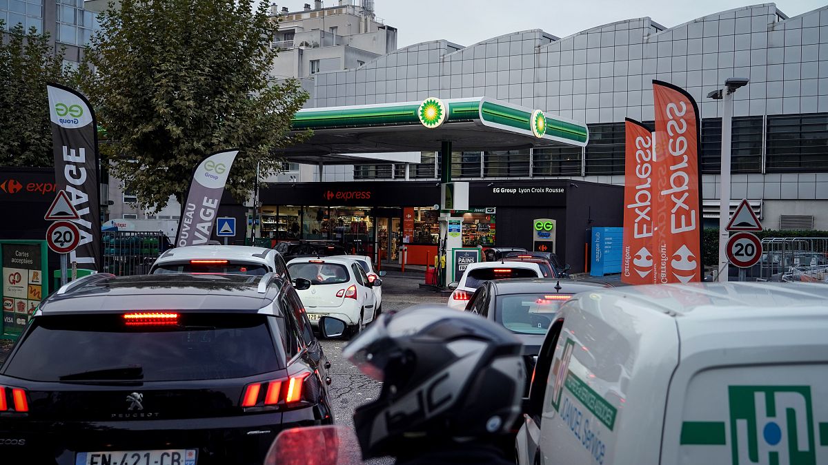صف‌های طولانی پمپ بنزین در فرانسه