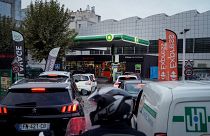 صف‌های طولانی پمپ بنزین در فرانسه
